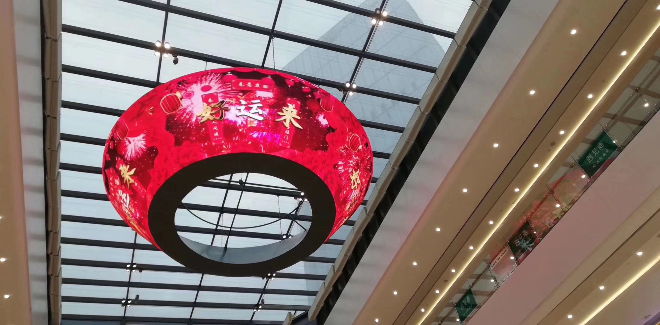 河南郑州大型商场室内P4LED椭圆造型屏