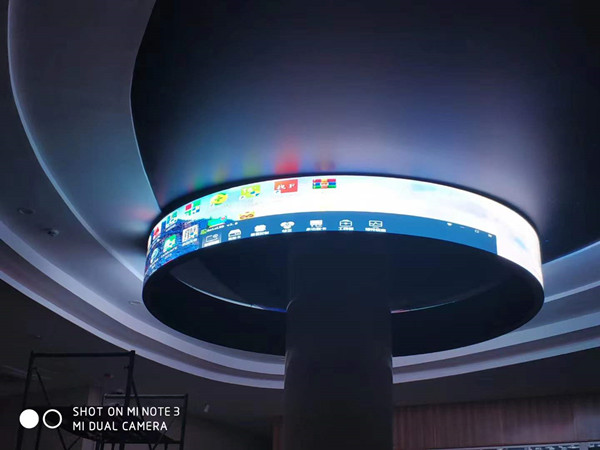 室内P2.5软模组圆环形LED显示屏安装效果